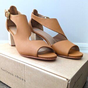 NIB Fortress Victoria Naya in Caramel, sz 39